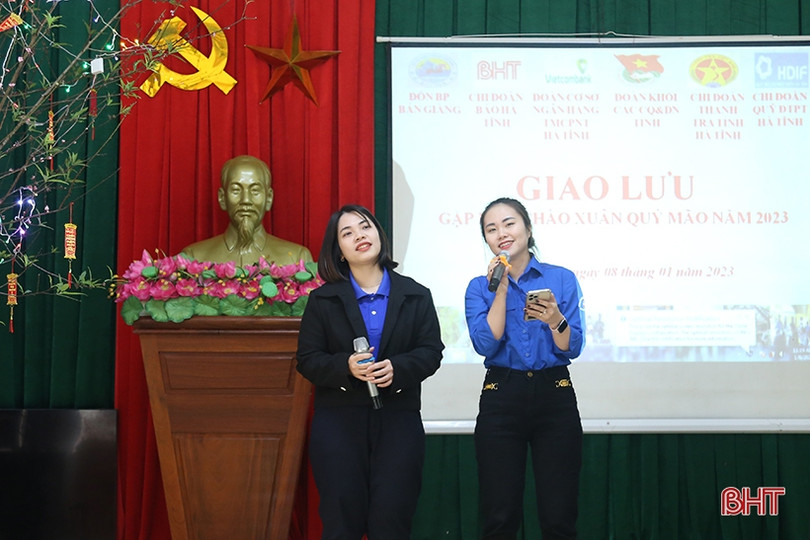 Tặng 4.000 hộp sữa cho học sinh dân tộc Chứt