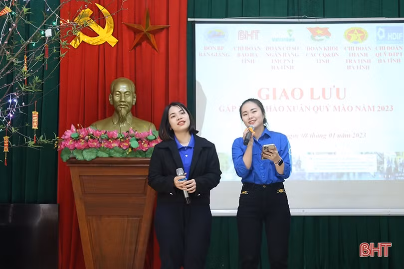 Tặng 4.000 hộp sữa cho học sinh dân tộc Chứt