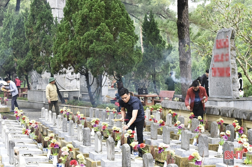 Đoàn cán bộ Hà Tĩnh dâng hương tại nghĩa trang liệt sỹ Trường Sơn, Đường 9 nhân dịp tết Quý Mão 2023
