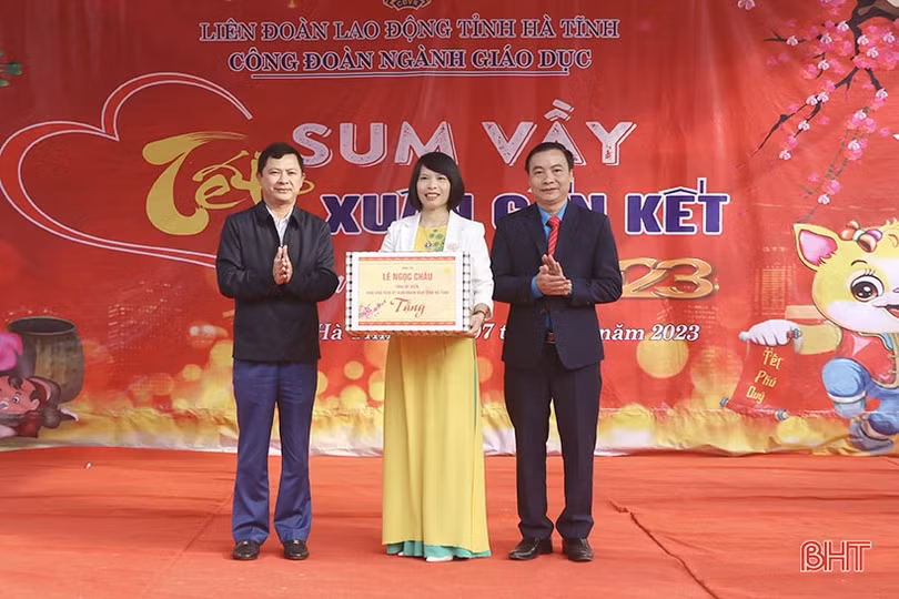 “Tết sum vầy - Xuân gắn kết” trao tặng gần 500 phần quà đến giáo viên, học sinh Hà Tĩnh