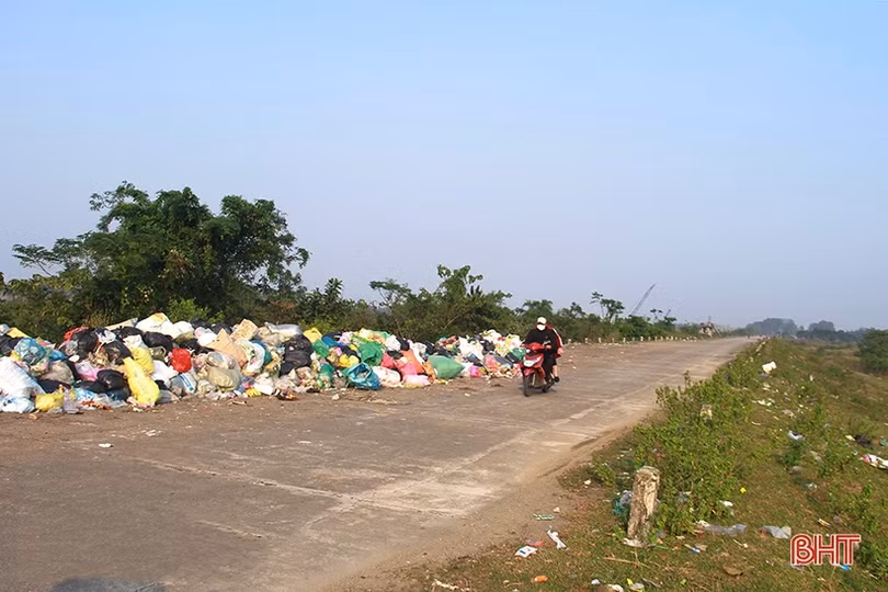 Rác thải chất đống trên tuyến đê hữu sông Lam ở Nghi Xuân