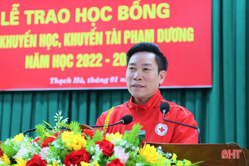 Trao học bổng, khuyến tài cho học sinh có hoàn cảnh khó khăn ở Thạch Hà