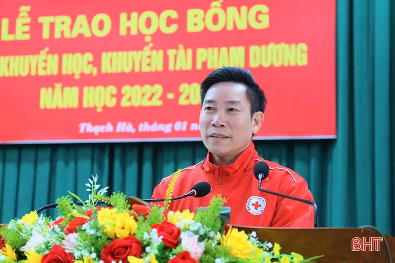 Trao học bổng, khuyến tài cho học sinh có hoàn cảnh khó khăn ở Thạch Hà