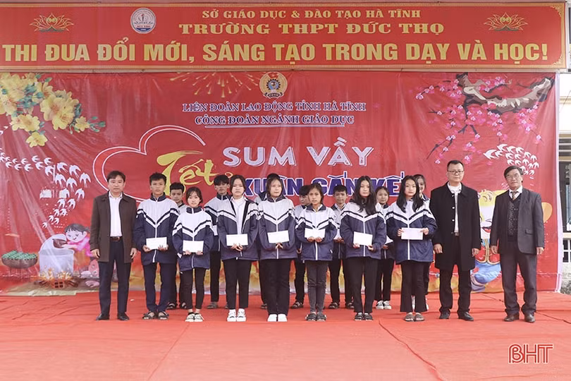 “Tết sum vầy - Xuân gắn kết” trao tặng gần 500 phần quà đến giáo viên, học sinh Hà Tĩnh