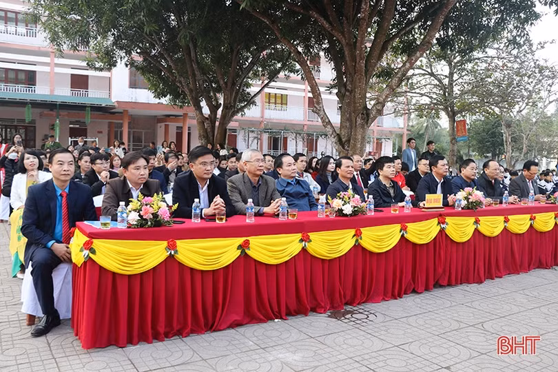 “Tết sum vầy - Xuân gắn kết” trao tặng gần 500 phần quà đến giáo viên, học sinh Hà Tĩnh