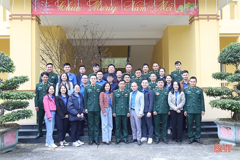 Tặng 4.000 hộp sữa cho học sinh dân tộc Chứt