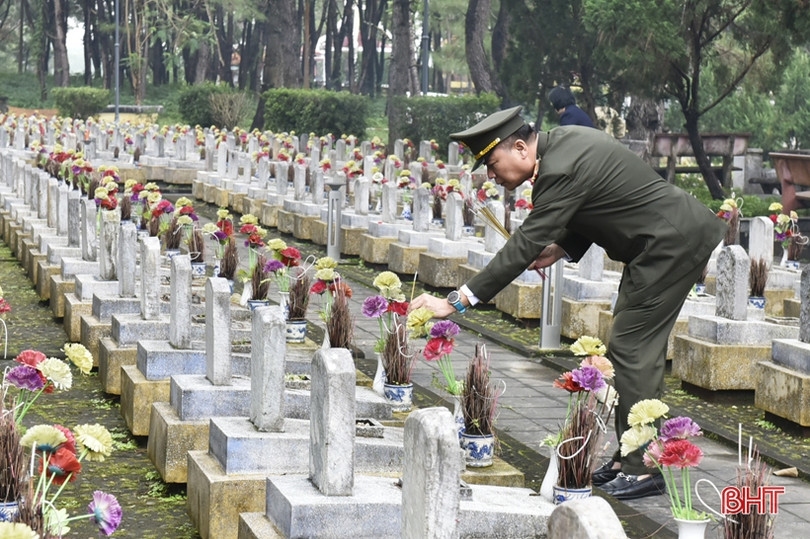 Đoàn cán bộ Hà Tĩnh dâng hương tại nghĩa trang liệt sỹ Trường Sơn, Đường 9 nhân dịp tết Quý Mão 2023