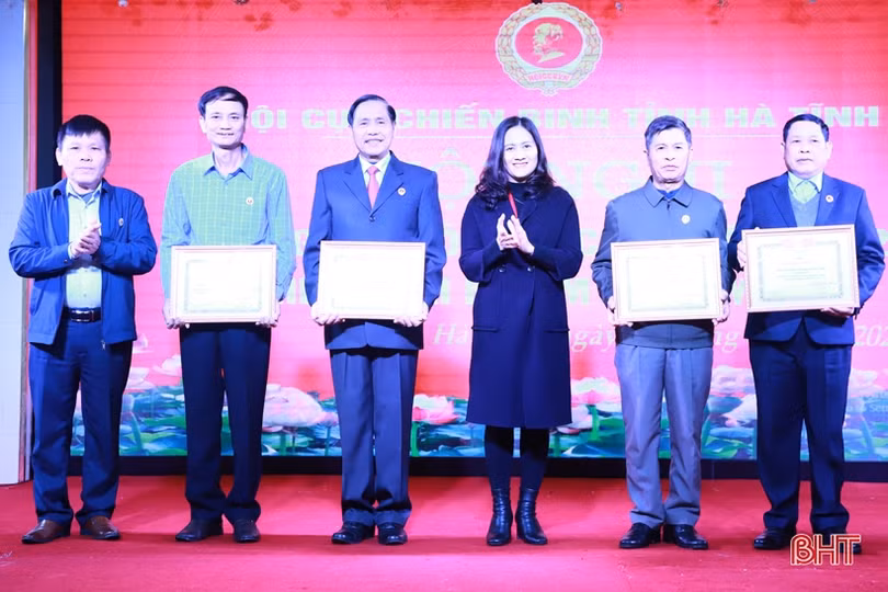 Phát huy truyền thống Bộ đội Cụ Hồ, gương mẫu đi đầu trong các phong trào thi đua