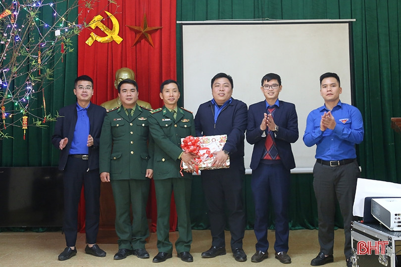 Tặng 4.000 hộp sữa cho học sinh dân tộc Chứt