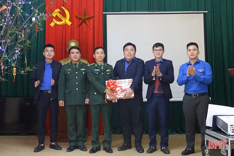 Tặng 4.000 hộp sữa cho học sinh dân tộc Chứt