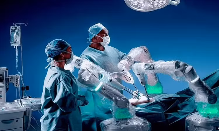 Robot loại bỏ khối u cứu sống bệnh nhân 61 tuổi