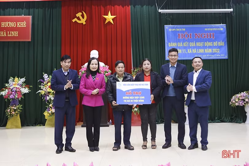 Hội LHPN Hà Tĩnh hỗ trợ xã Hà Linh hơn 290 triệu đồng xây dựng nông thôn mới