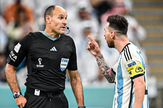 Messi yêu cầu FIFA loại trọng tài người Tây Ban Nha