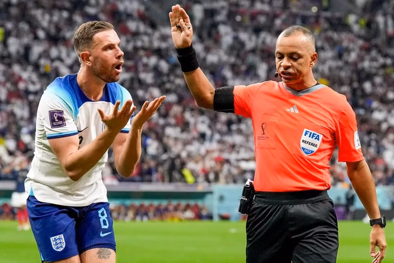 Đầy công nghệ hỗ trợ, trọng tài World Cup vẫn gây tranh cãi