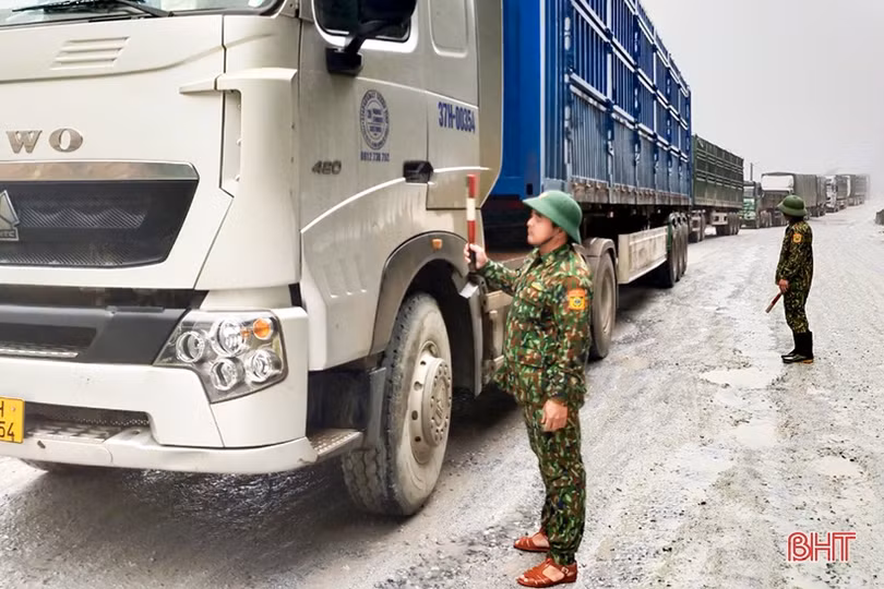 QL 8A lên Cửa khẩu quốc tế Cầu Treo sạt lở nặng gây ách tắc giao thông