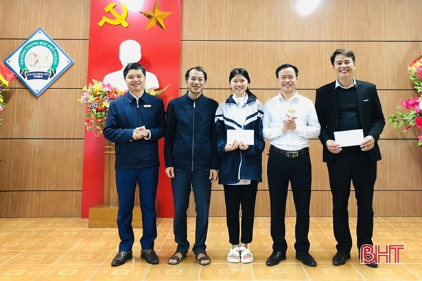 Nữ sinh Hà Tĩnh đạt giải nhì toàn quốc cuộc thi học và làm theo Bác