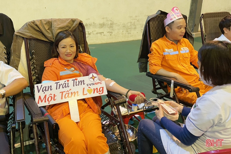 Công ty Điện lực Hà Tĩnh hiến tặng 100 đơn vị máu trong “Tuần lễ hồng EVN”