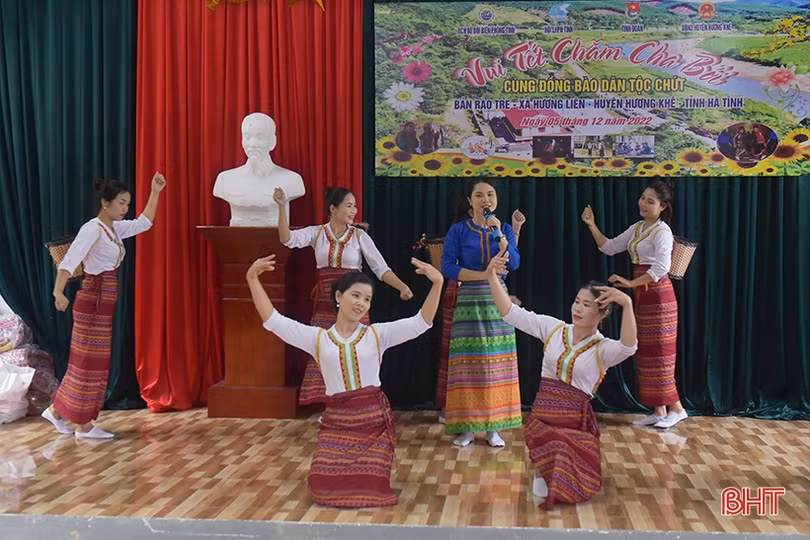 Bà con dân tộc Chứt vui Tết Chăm Cha Bới