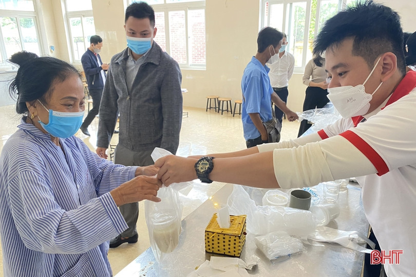 Trao gần 1.000 suất ăn cho bệnh nhân và người nhà tại BVĐK tỉnh Hà Tĩnh