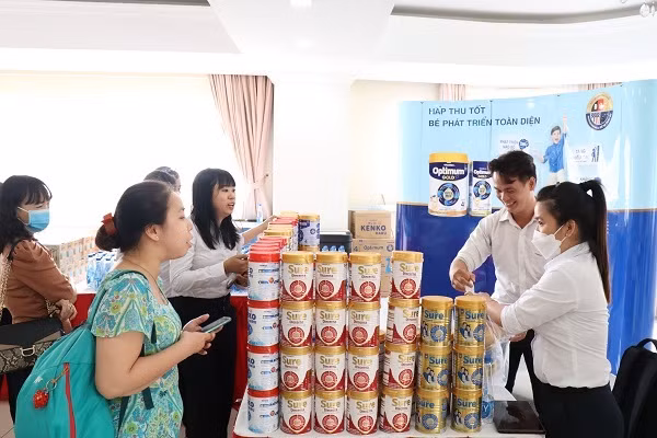 Gần 150 điều dưỡng và nhân viên y tế tham gia lớp tập huấn truyền thông sức khỏe về dinh dưỡng