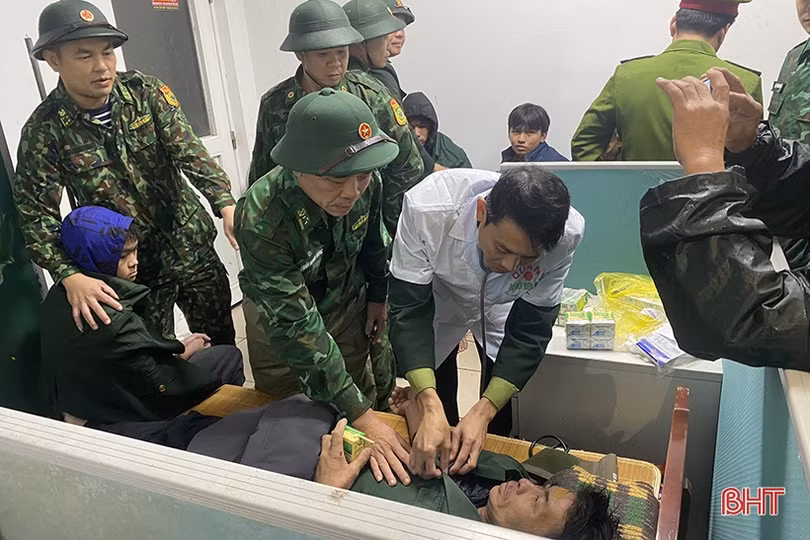 Hà Tĩnh: Cứu sống thành công 7 ngư dân gặp nạn trên biển