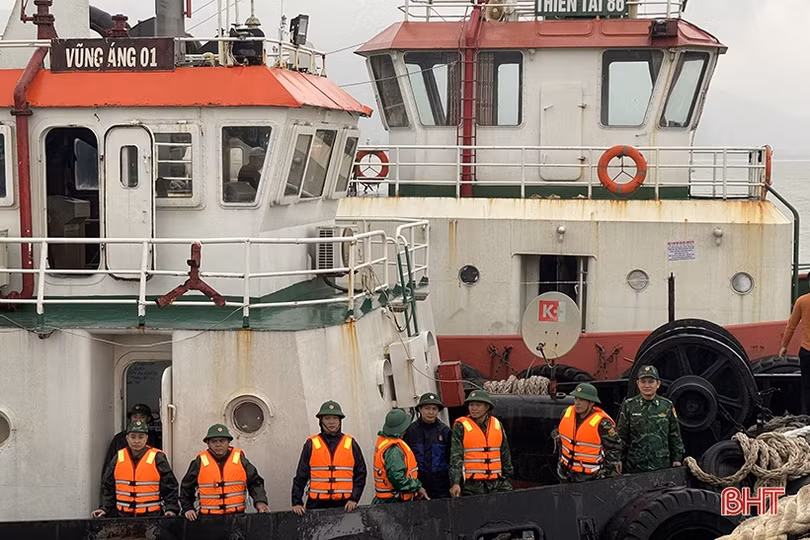 Hà Tĩnh: Cứu sống thành công 7 ngư dân gặp nạn trên biển