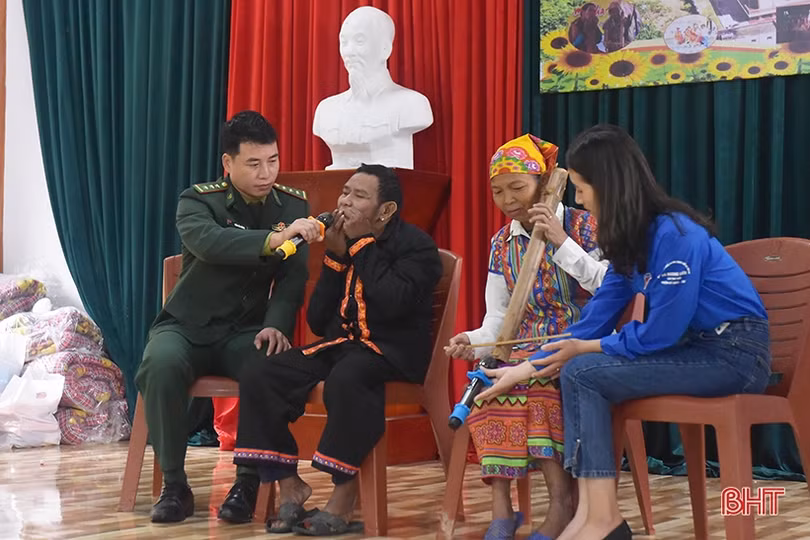 Bà con dân tộc Chứt vui Tết Chăm Cha Bới