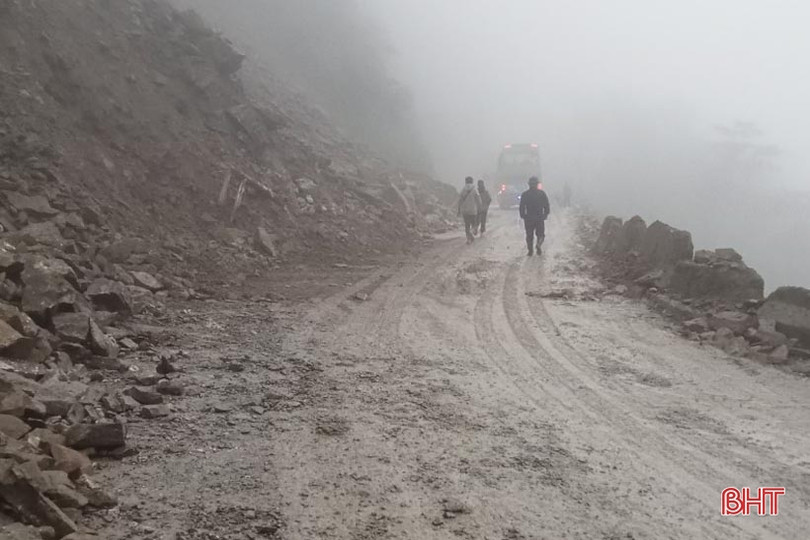 Thông tuyến quốc lộ 8A đoạn Cửa khẩu quốc tế Cầu Treo