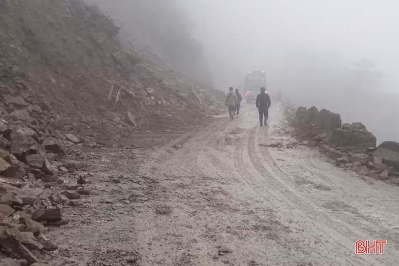 Thông tuyến quốc lộ 8A đoạn Cửa khẩu quốc tế Cầu Treo