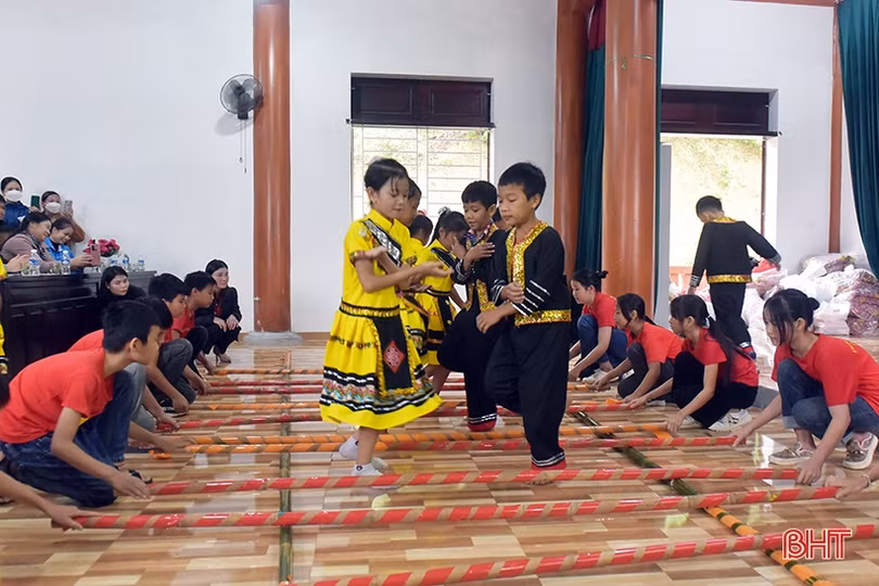 Bà con dân tộc Chứt vui Tết Chăm Cha Bới