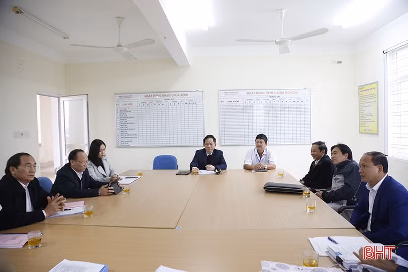 Đoàn ĐBQH Hà Tĩnh giám sát việc thực hiện các chính sách y tế cơ sở tại Can Lộc