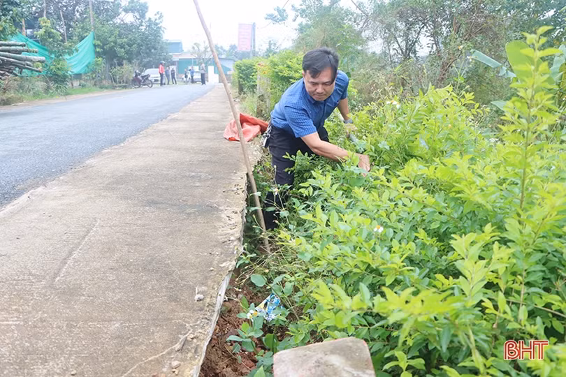 Sạt lở bờ sông Ngàn Mọ “uy hiếp” đường dân sinh ở Cẩm Xuyên