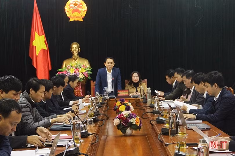 Các tổ đại biểu HĐND tỉnh thảo luận các báo cáo, tờ trình, dự thảo nghị quyết trình Kỳ họp thứ 11