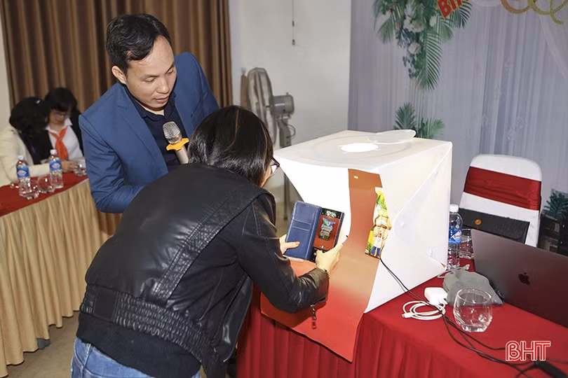 Phụ nữ Hà Tĩnh học cách ứng dụng công nghệ số trong kinh doanh