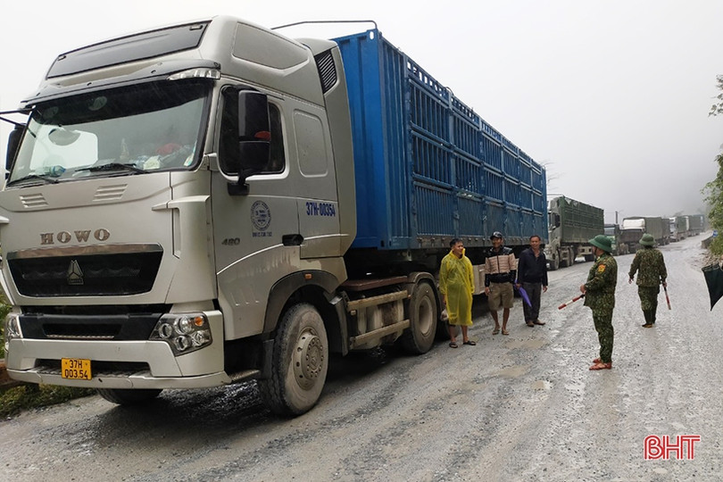 Tiếp tục sạt lở trên QL 8A, đường lên Cửa khẩu quốc tế Cầu Treo tắc nghẽn