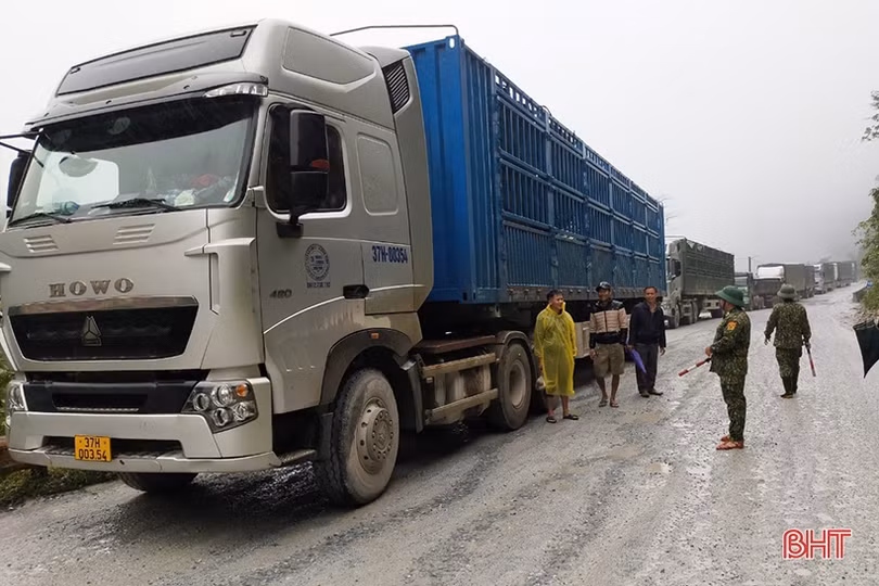 Tiếp tục sạt lở trên QL 8A, đường lên Cửa khẩu quốc tế Cầu Treo tắc nghẽn