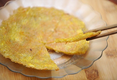 Cuối tuần làm miến chiên trứng lạ miệng, giòn rụm