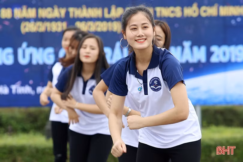 Gần 500 HSSV Đại học Hà Tĩnh tham gia “Tiết kiệm năng lượng - Bảo vệ Trái đất”