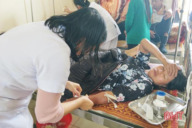 Đi ăn giỗ về, 25 người nhập viện vì ngộ độc thực phẩm