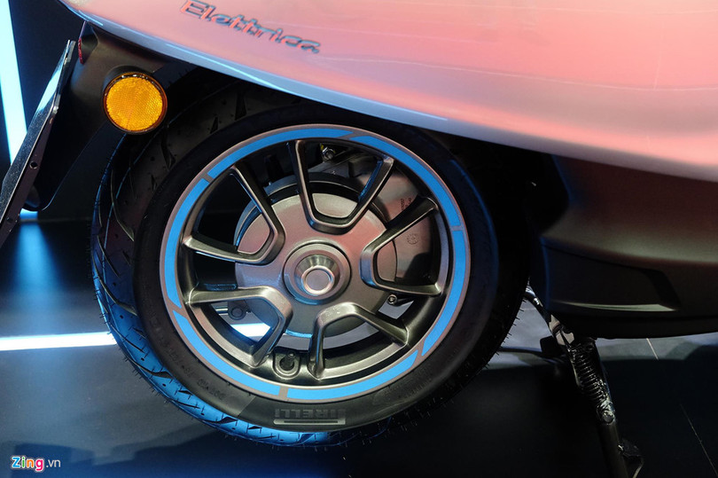 Cận cảnh Vespa Elettrica sắp ra mắt tại Việt Nam, thiết kế cũ, giá cao cấp