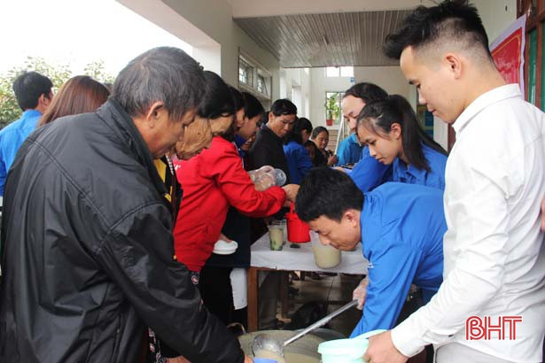 Hơn 200 bát cháo tình thương trao tặng bệnh nhân nghèo huyện Cẩm Xuyên