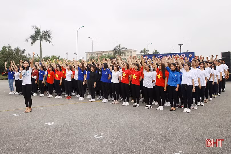 Gần 500 HSSV Đại học Hà Tĩnh tham gia “Tiết kiệm năng lượng - Bảo vệ Trái đất”