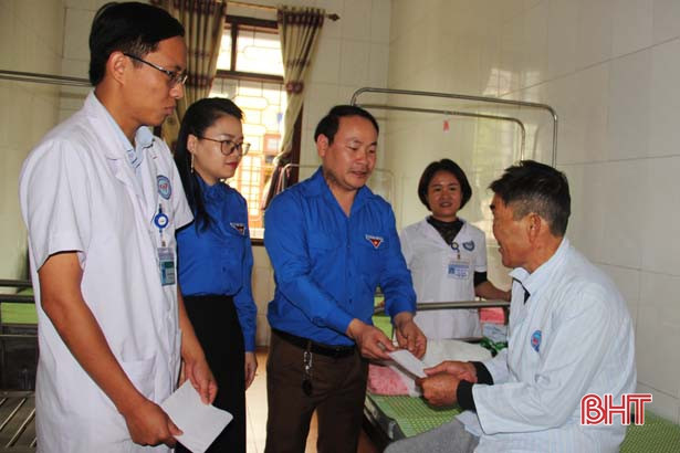 Hơn 200 bát cháo tình thương trao tặng bệnh nhân nghèo huyện Cẩm Xuyên