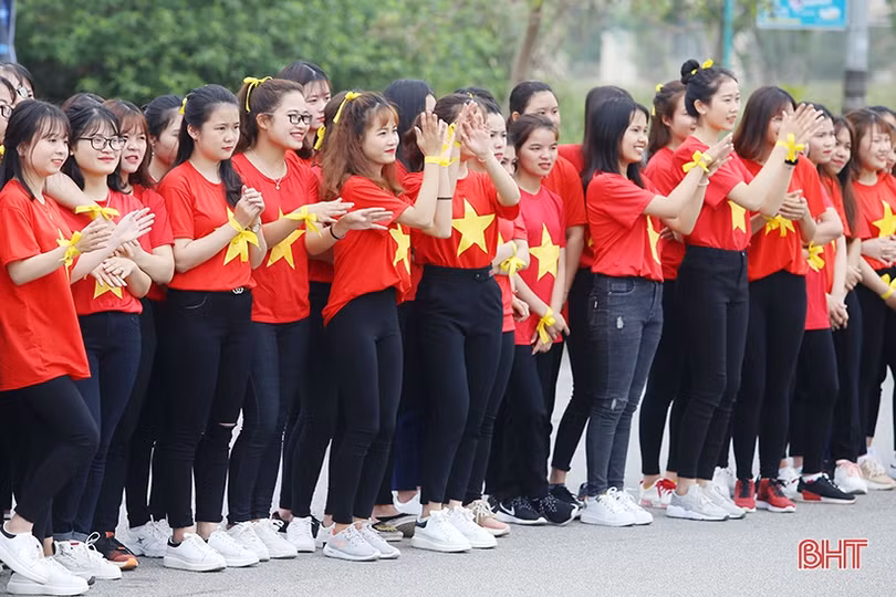 Gần 500 HSSV Đại học Hà Tĩnh tham gia “Tiết kiệm năng lượng - Bảo vệ Trái đất”