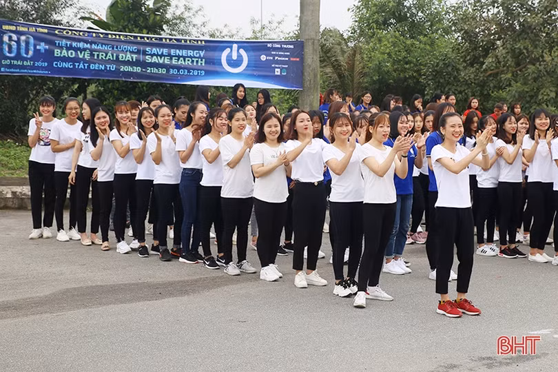 Gần 500 HSSV Đại học Hà Tĩnh tham gia “Tiết kiệm năng lượng - Bảo vệ Trái đất”