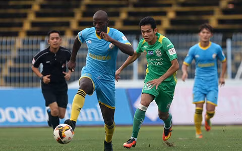 Cầu thủ Cần Thơ tự sút phạt vào lưới nhà, trọng tài không công nhận