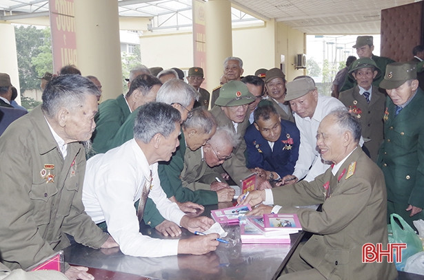 Xúc động ngày gặp lại của các chiến sỹ nhập ngũ đầu tiên ở Hà Tĩnh