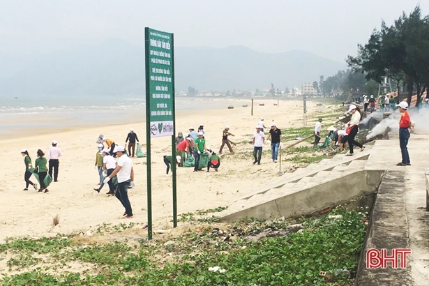 Tuổi trẻ Hà Tĩnh làm sạch các bãi biển đón mùa du lịch mới