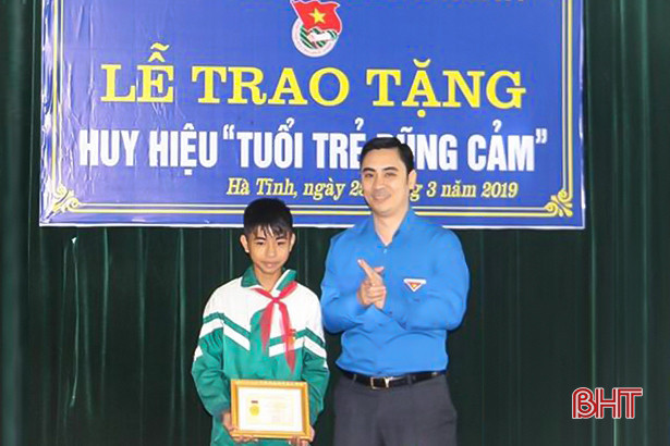 Nam sinh Hà Tĩnh dũng cảm cứu người nhận huy hiệu “Tuổi trẻ dũng cảm”