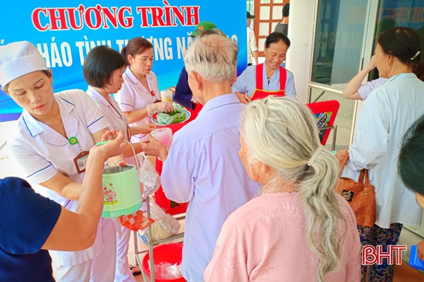 Bệnh viện đa khoa Đức Thọ tặng 42 suất quà cho bệnh nhân nghèo chạy thận